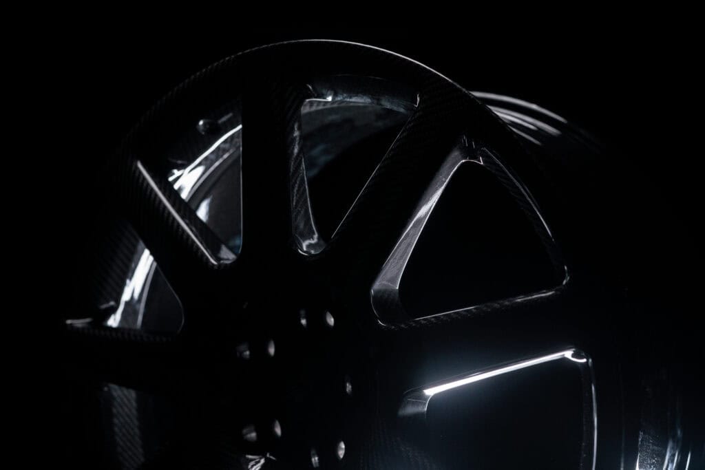 20インチカーボンファイバー製ホイールが販売開始 - wheel.bucci
